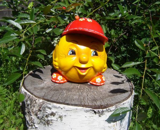 Реальный колобок на пеньке